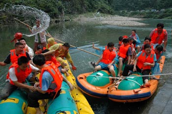 長沙出發(fā)到黃龍洞、森林公園、猛洞河、天門山、鳳凰古城六日游