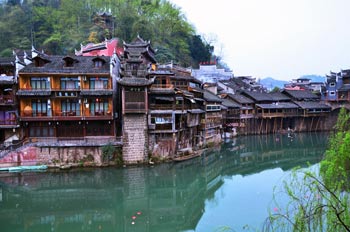  張家界國(guó)家森林公園、黃龍洞、鳳凰古城九景三晚四日游